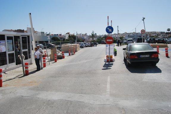 Los suelos de los Huertos de Carabeo se usan como aparcamiento de pago y acogen la feria de octubre. :: e. c.