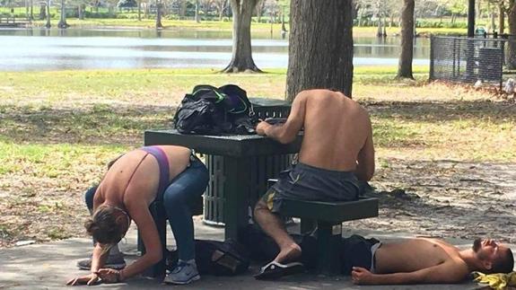 Tres jóvenes, en estado catatónico tras tomar spice. :