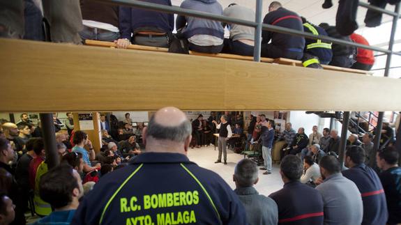 La plantilla, reunida ayer en asamblea en el parque central de Martiricos.