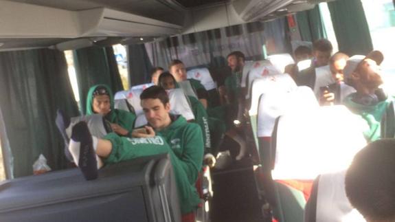 Los jugadores del Unicaja, ayer en el autobús del Lokomotiv a su llegada a Krasnodar. 