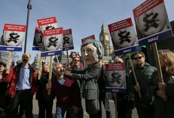 Mordaza. Manifestación frente en Westminster en demanda de una consulta popular sobre la salida de la UE. :: daniel leal-olivas / AFP