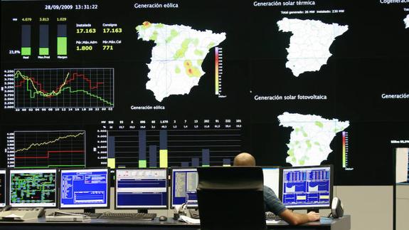 La fuerza del viento. Un operador observa los gráficos de generación de energía eólica en la Península Ibérica. 