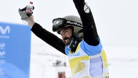 Regino Hernández celebra la plata lograda en los Mundiales de Sierra Nevada.