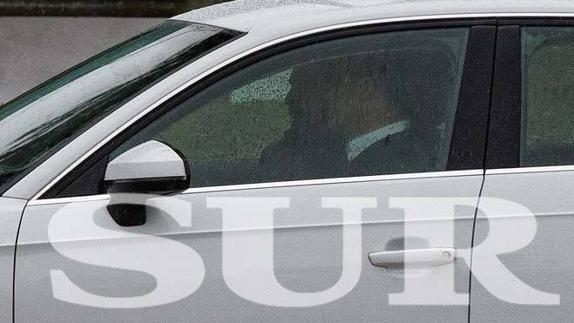 Francisco Martínez y Santiago Martín en el interior de un coche.