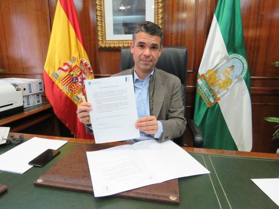 El alcalde se sumó a la iniciativa promovida por Marbella Activa firmando la petición.