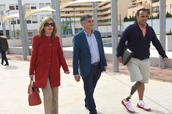 Chela Figueira, Javier García y Javier Mérida, en su visita a las pistas del Francisco Norte. 