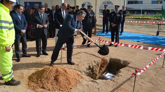 El ministro del Interior, en la colocación de la primera piedra de la comisaría. 