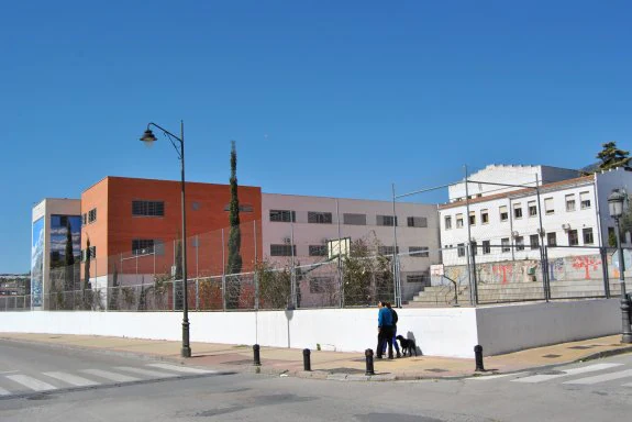 Fachada del IES Monterroso, uno de los centros que podría albergar el Bachillerato de Artes. :: L.P.