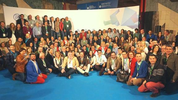 Foto de familia de la delegación malagueña con Elías Bendodo, en el centro, al frente.