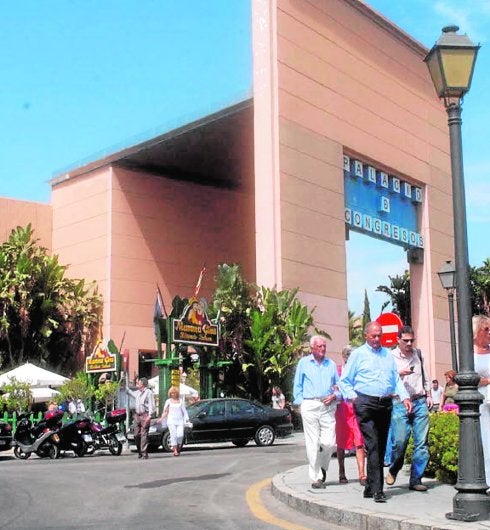Exterior del Palacio de Congresos y Exposiciones de Marbella. :: sur