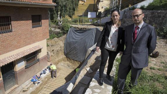 Lorena y Mahmoud observan los trabajos de cimentación que se están realizando junto a su vivienda.