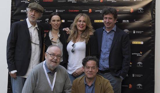 Fernando Trueba, Ariadna Gil, Miriam Díaz Aroca y Gabino Diego, arriba, junto a José Luis García Sánchez y Jorge Sanz.