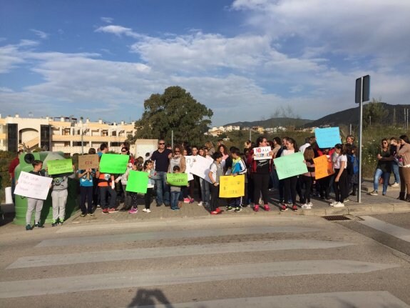 Los estudiantes y sus padres se concentraron ayer a las puertas del centro con pancartas. :: e. c.
