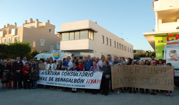 Imagen de una de las últimas protestas con vecinos y políticos. :: e. c.
