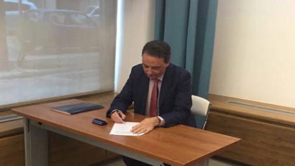 José Ortiz firma la declaración de la alianza de municipios turísticos de sol y playa en la sede de la OMT