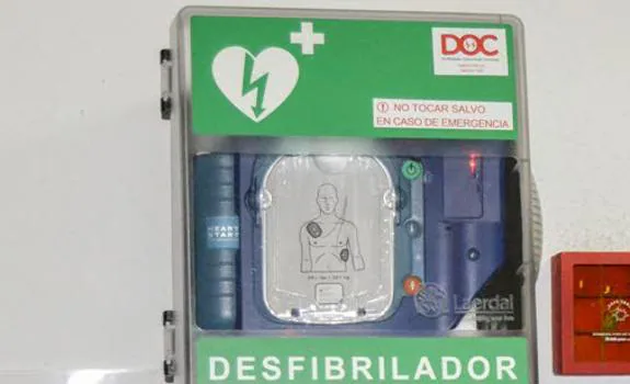 Imagen de un desfibrilador en unas instalaciones deportivas (archivo).