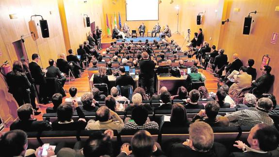 Más de un centenar de personalidades del mundo de la economía, la política y la sociedad civil se dieron cita ayer en el encuentro organizado por SUR en el OMAU