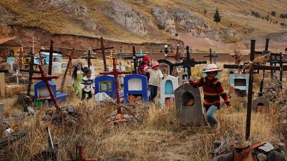 ‘Jardines de plomo’ narra la historia de una comunidad minera en los Andes peruanos.