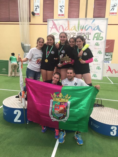 Los integrantes del Colegio La Colina, con sus medallas. :: sur
