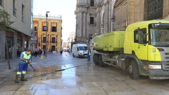 Operarios de Limasa, en labores de limpieza en los alrededores de la Catedral (archivo).