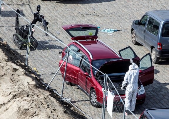 Un forense examina el vehículo que sembró el pánico. :: reuters