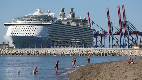 Imagen de archivo del atraque en el puerto de Málaga de uno de los cruceros más grandes del mundo.