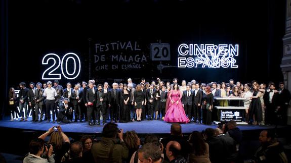 Foto de familia de todos los premiados de la vigésima edición, junto al homenajeado Antonio Banderas.