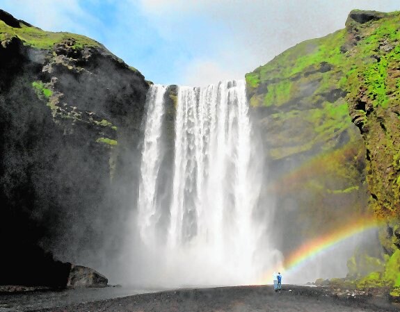Espectacular catarata Skogafoss, al sur de Islandia, a menudo orlada por el arco iris. :: afp
