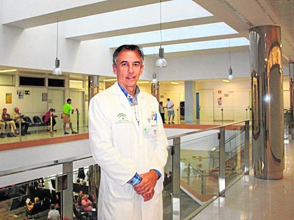 El doctor Melero se ha marcado el reto de incrementar las operaciones y reducir la lista de espera. :: sur