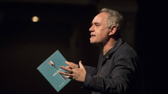 Ferrán Adrià interactuó ayer con el público que llenó el Teatro Cervantes.