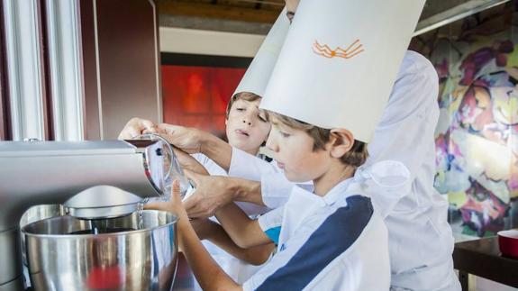 Niños durante una clase de cocina en la escuela Cooking Málaga.