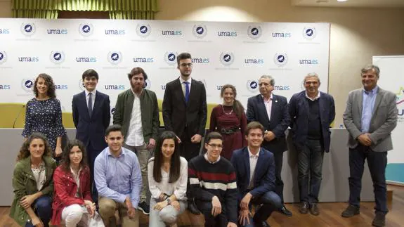 Los once jóvenes con mejor expediente de ingreso, con el rector, el director de la FGUMA y el vicerrector de Estudiantes