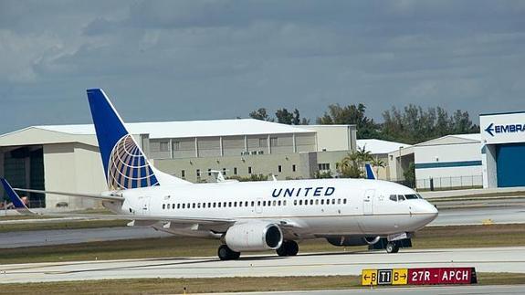 United Airlines prohíbe a unas adolescentes subir al avión por llevar leggins