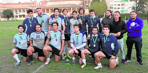 La plantilla de rugby 7 tras el último partido del campeonato. :: sur