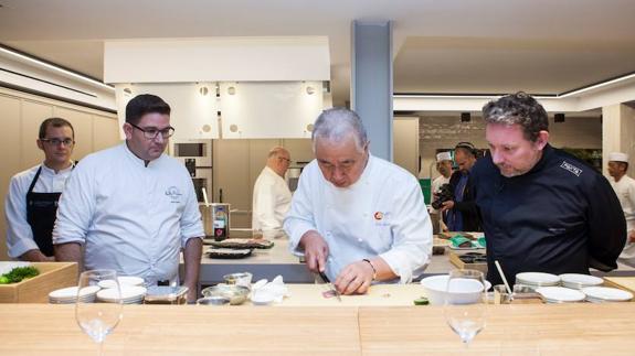 Nobu, anoche, custodiado por dos pinches de excepción, Dani García y Albert Adrià.