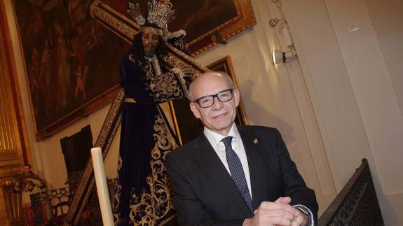 Francisco Javier Jurado ‘Coco’, delante de Jesús El Rico, del que es mayordomo