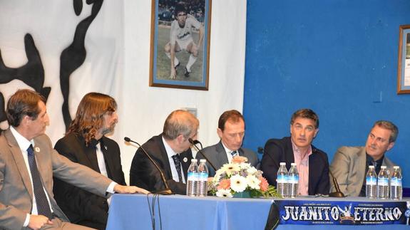 Salguero, Juan José, Tomás Guasch, Butragueño, Míchel y Pineda, en la charla-coloquio de ayer.