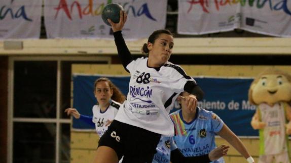 Paula lanza a portería en un partido disputado en Carranque.