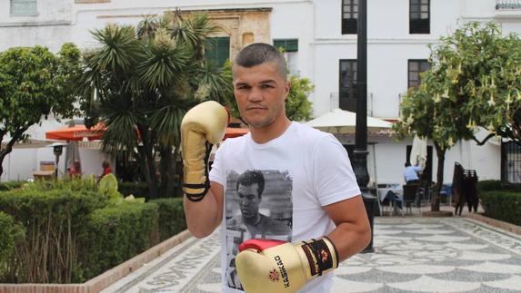 ‘Chato’ Benítez se pone los guantes de boxeo de nuevo en una entrevista con este periódico. 