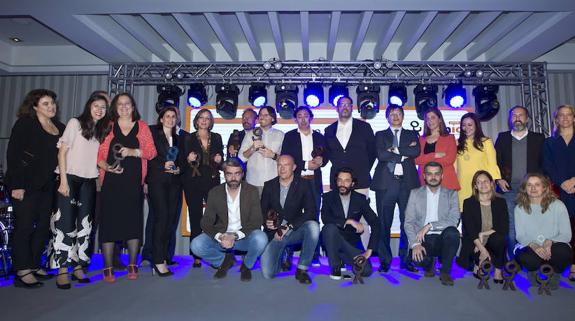 Imagen de familia con los galardonados este año con los Premios Genio de Vocento. 