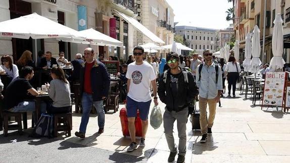 Turistas por calle Alcazabilla.