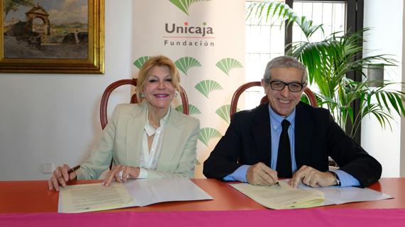Carmen Cervera, y el presidente de la Fundación Unicaja, Braulio Medel, durante la firma.