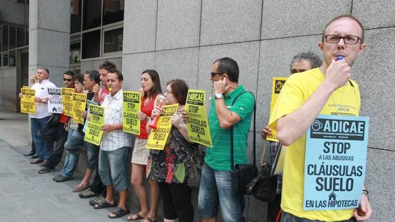Protesta de Adicae contra las cláusulas suelo en las hipotecas. 