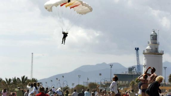 La Brigada Paracaidista realizará su tradicional exhibición de saltos