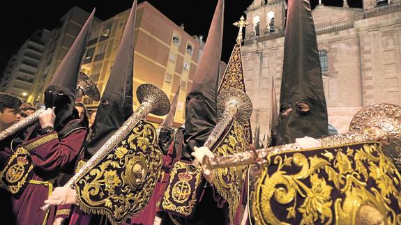 El cortejo de al Misericordia se pone en marcha en la noche del Jueves Santo desde el Perchel. 