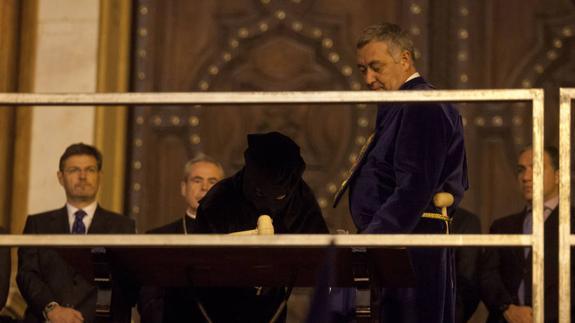 Acto de liberación del preso del pasado año en el atrio de la Catedral.