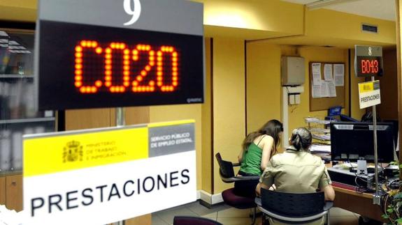 Los autónomos que coticen por la base mínima tendrán que pagar cerca de cien euros más cada año. 