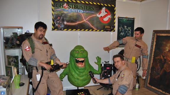 Miembros de la Ghostbuster United España junto a una maqueta de Moquete.
