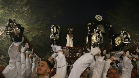 El trono de Jesús de la Humillación fue levantado a pulso en varias ocasiones