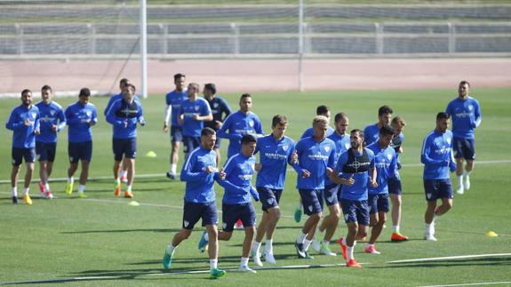 La plantilla del Málaga, ayer en la vuelta a los entrenamientos en el estadio de atletismo.